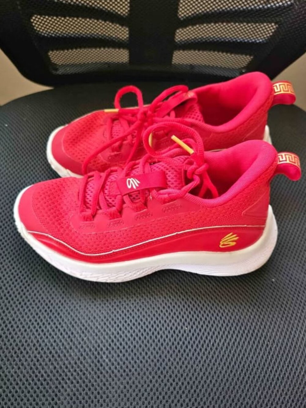 Under Armour Curry 8 Flow Basketball Shoes – Kids Size 2Y (Red/Gold)
